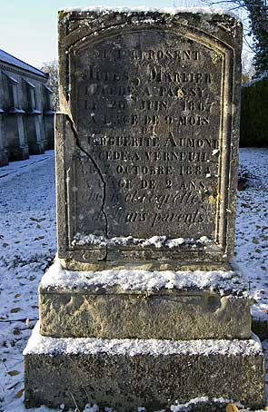 vieille tombe à Paissy