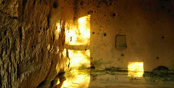 plaques d'or sur paroi calcaire du soir d'avril