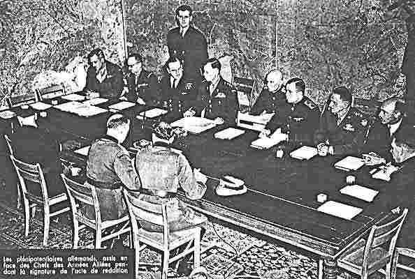c'est fini. signature de la reddition le 7 mai 1945