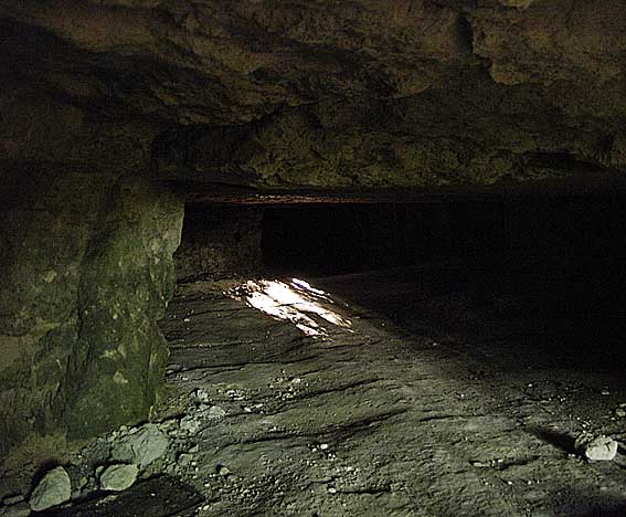 gouttes de soleil dans le vestibule de la carrière