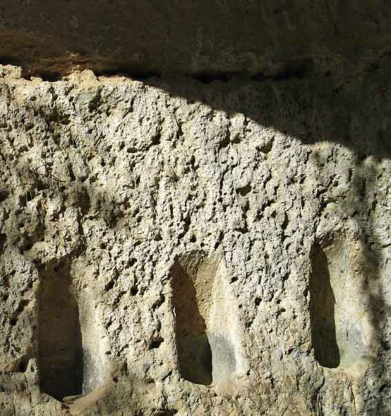 mangeoires dans la roche