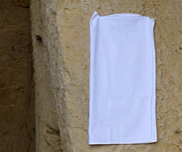 voile sur plaque commémorative