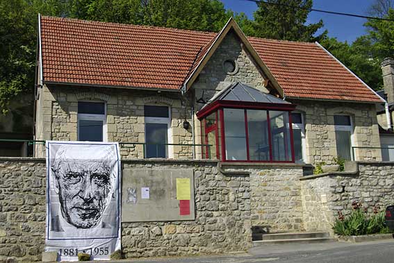 calicot devant la salle communale de Paissy