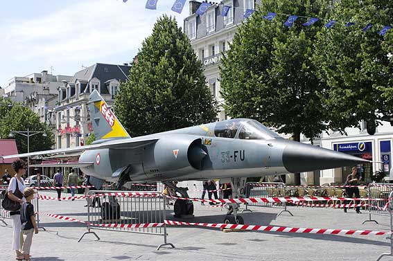 un Mirage F1 C place d'Erlon à Reims