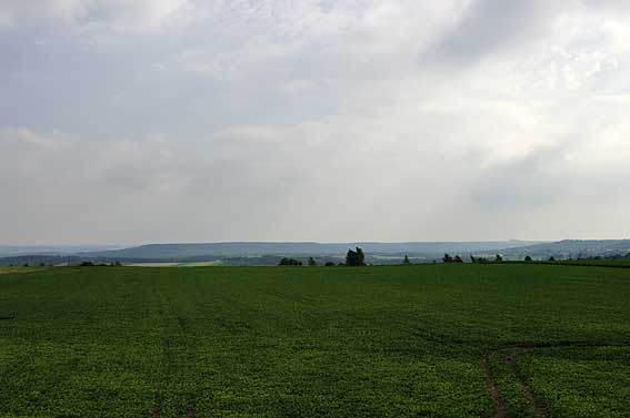 la colline puis les contreforts du Chemin des Dames au nord-ouest du camp