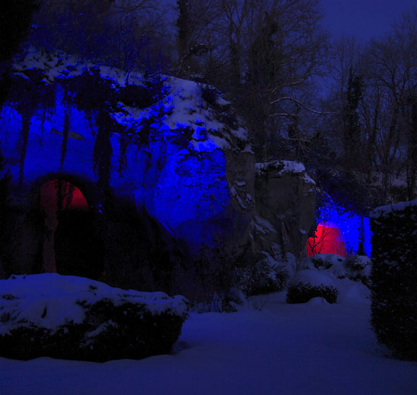 éclairage nocturne sur fond de neige et de calcaire