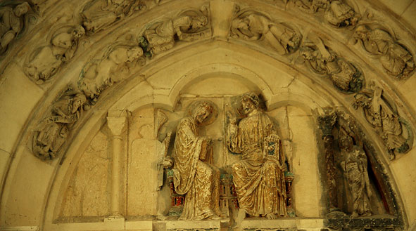 tympan de Braine, le couronnement de la Vierge