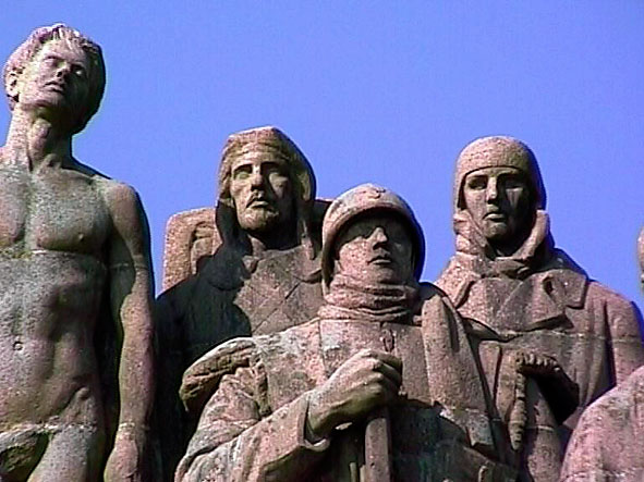 détails soldats et homme du monument des Fantômes