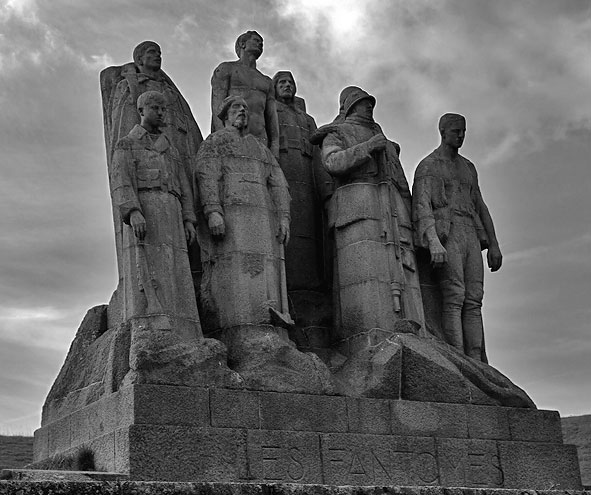 les sept soldats évoquent les sept armes présentes lors des combats