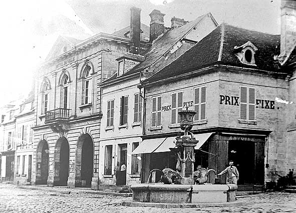 Place de l'Hôtel de Ville de Vailly en 1914