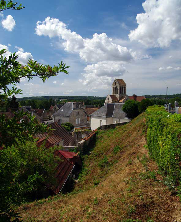 église depuis talus de la motte