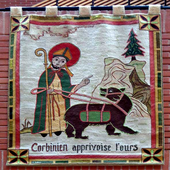 ours dressé par saint Corbinien, broderie contemporaine par Sœur Marie-Dominique, bénédictine de l'abbaye de Limon, cathédrale de la Résurrection d’Evry